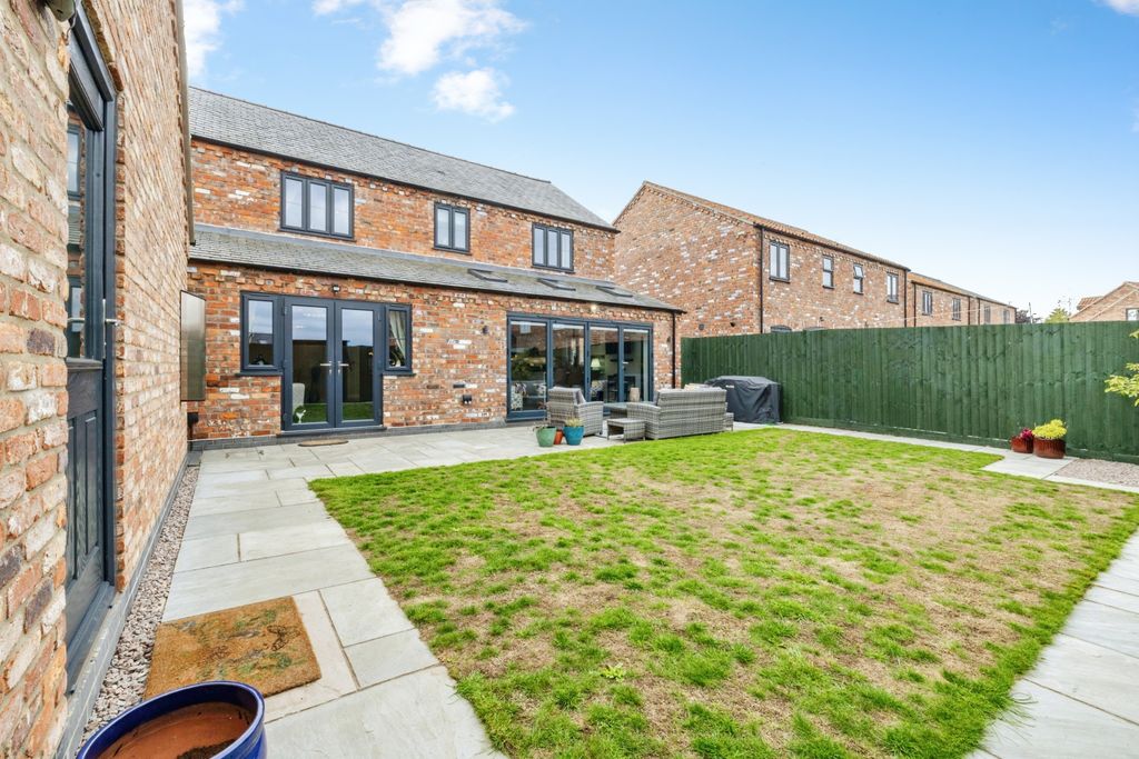 Property photo 2 of 24 2026-09-25-2Poppyfieldclose038