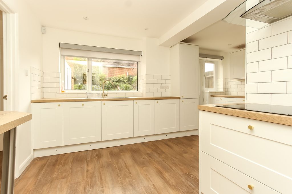 Property photo 3 of 13 Kitchen