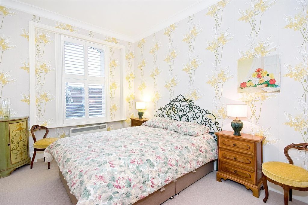 Property photo 2 of 6 Bedroom