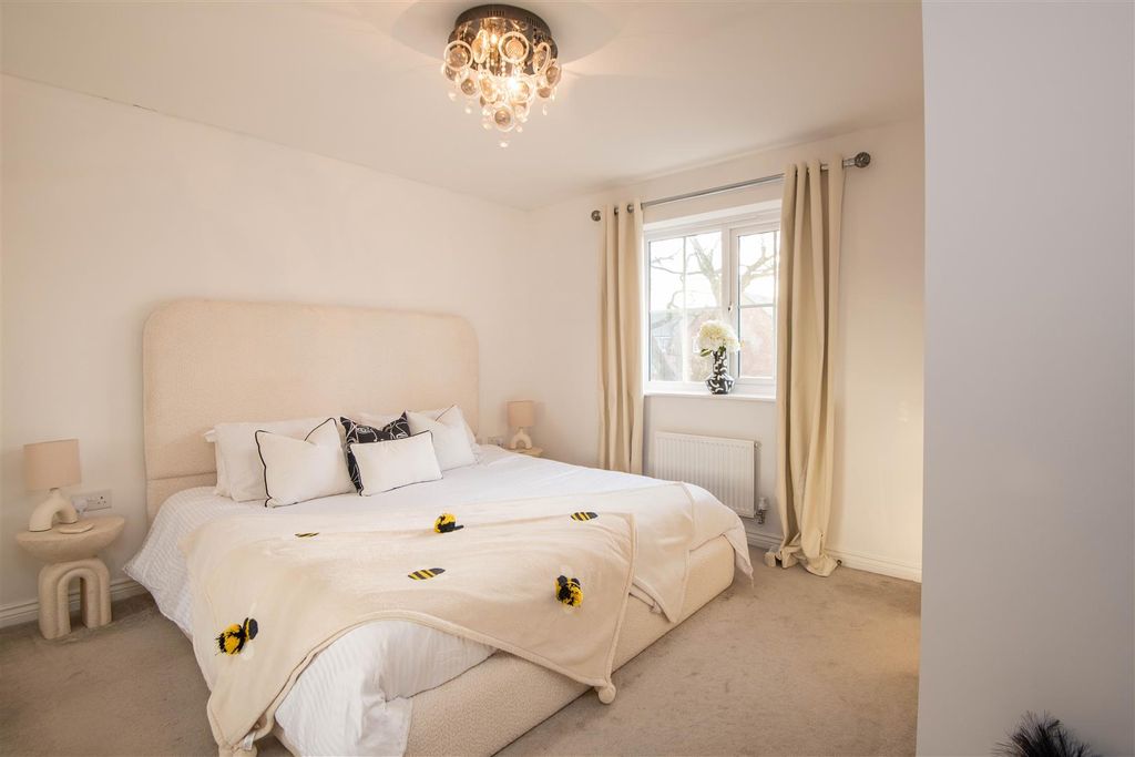 Property photo 3 of 19 Master Bedroom