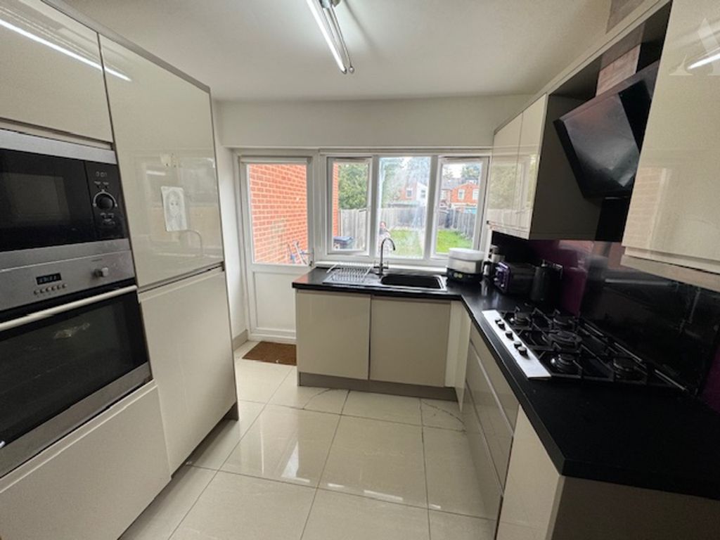 Property photo 2 of 10 21 Moathouse Road Kitchen