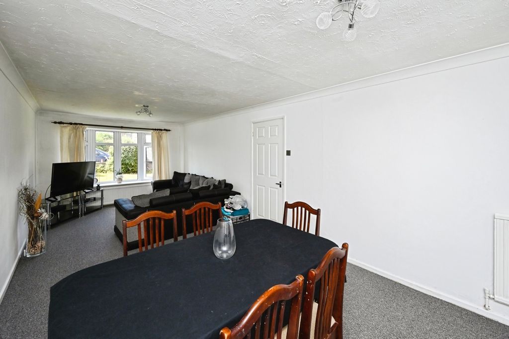 Property photo 3 of 17 Lounge