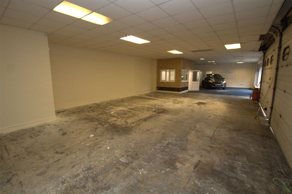 Property photo 2 of 10 Showroom .Jpg