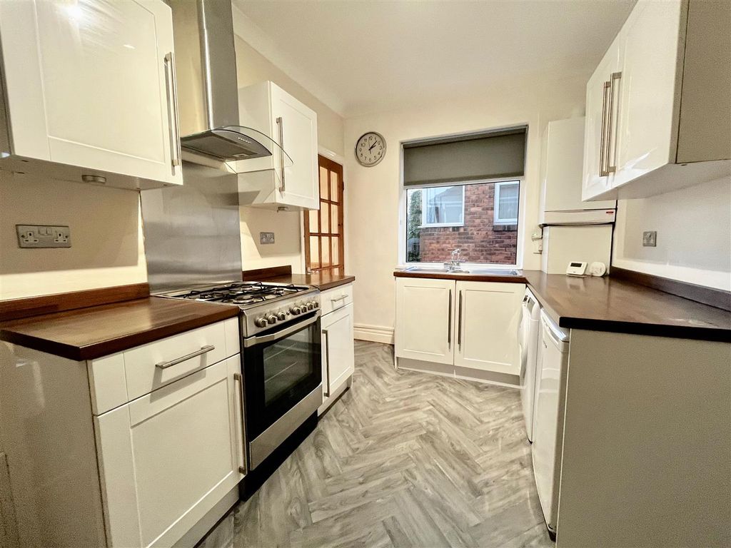 Property photo 2 of 10 Kitchen