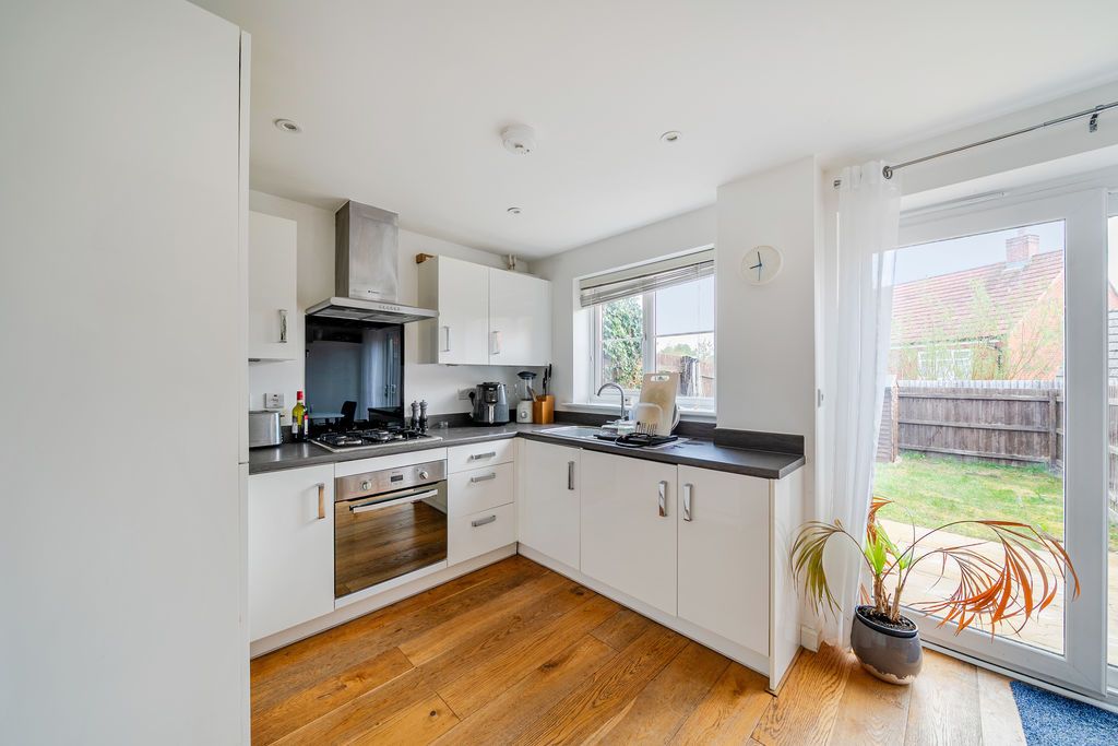 Property photo 3 of 11 Kitchen