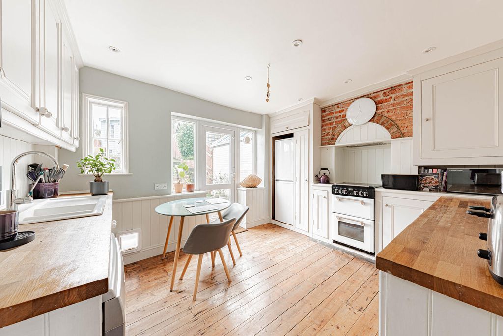 Property photo 3 of 32 Kitchen