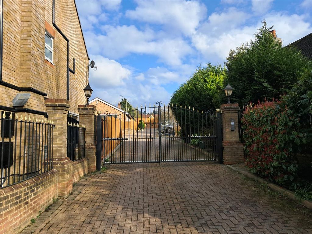 Property photo 2 of 19 Wellhurst 1 .Jpg