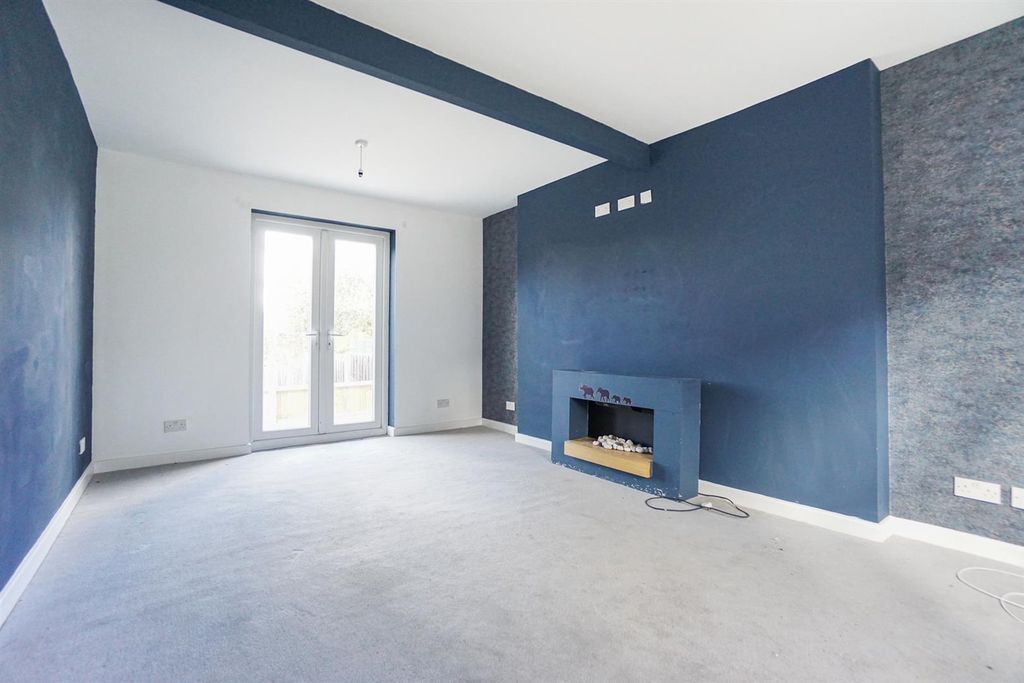 Property photo 3 of 16 Living Room