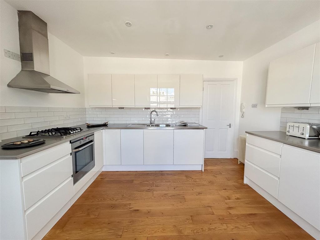 Property photo 3 of 14 Kitchen
