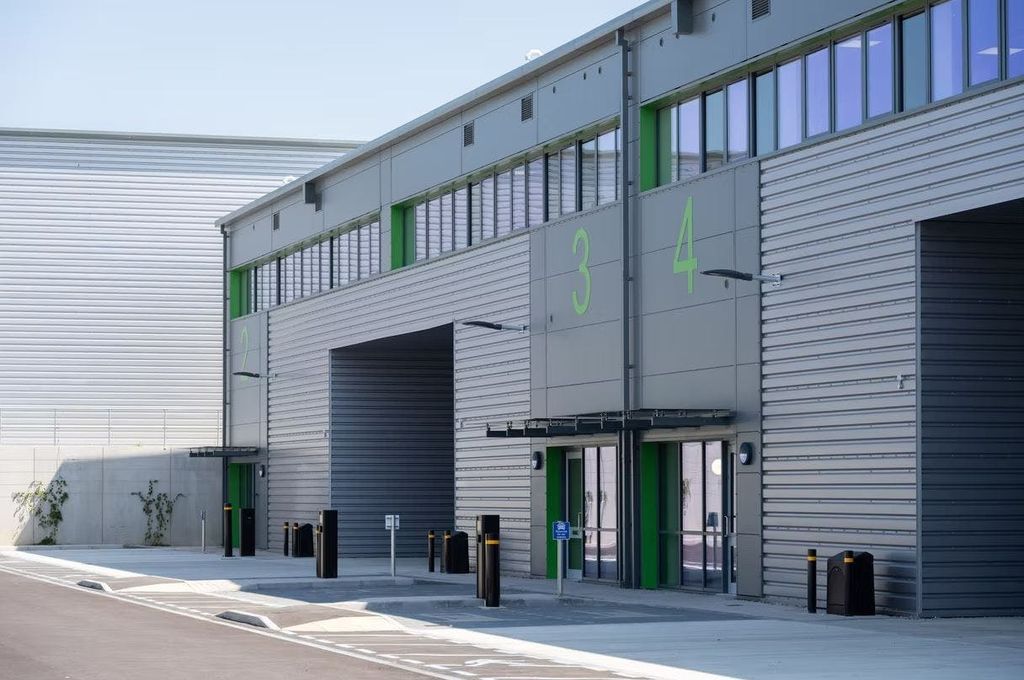 Property photo 1 of 11 Dagenham  Dlh Unit 2 3 4 Main.Jpg