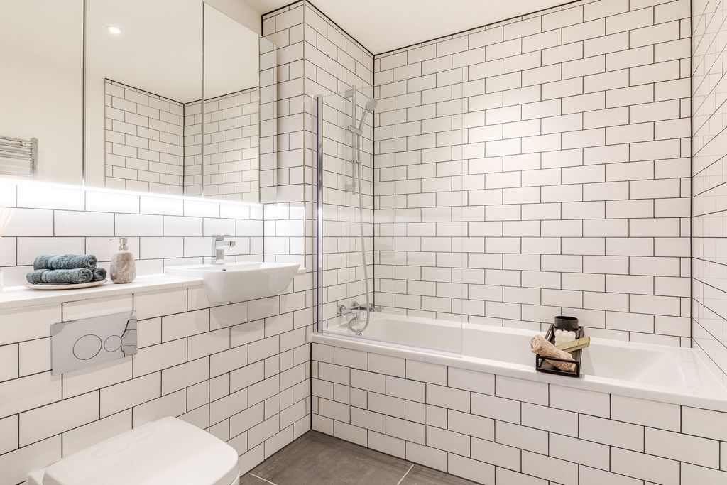 Property photo 3 of 14 Bathroom