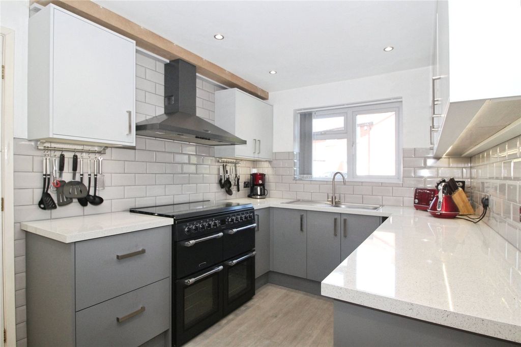 Property photo 3 of 18 Breakfast Kitchen