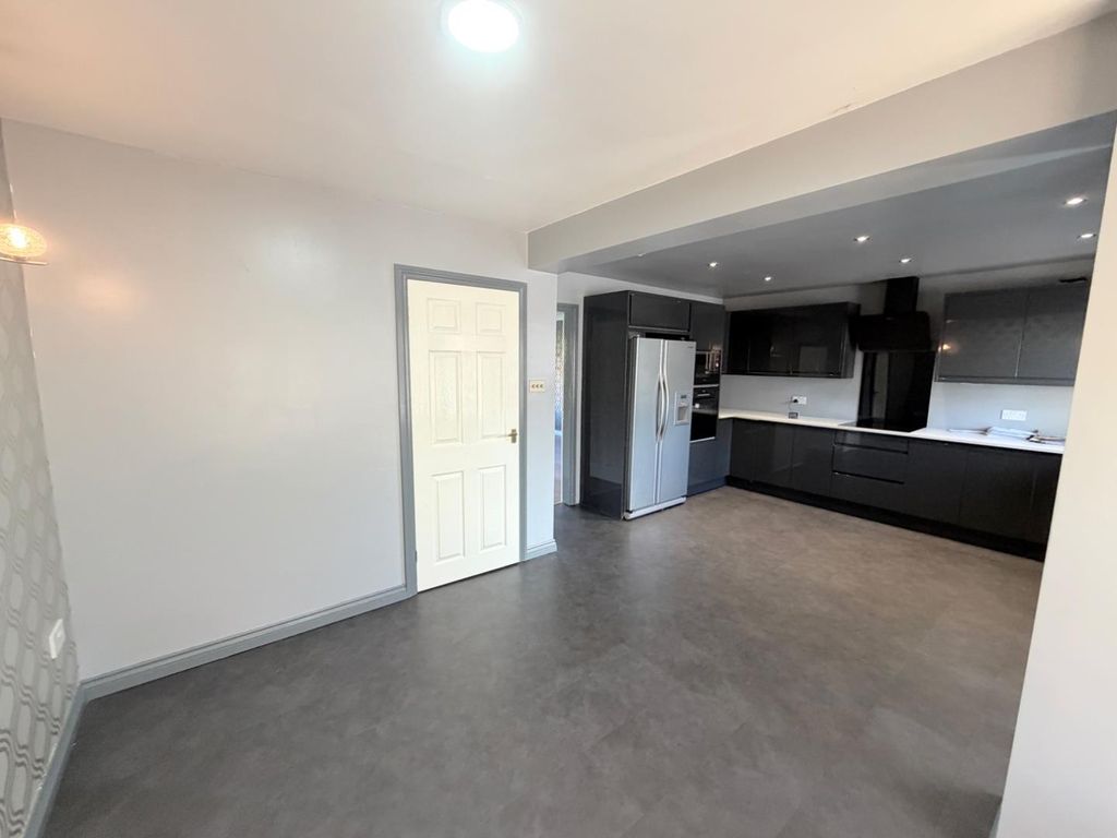 Property photo 2 of 11 Dining Kitchen