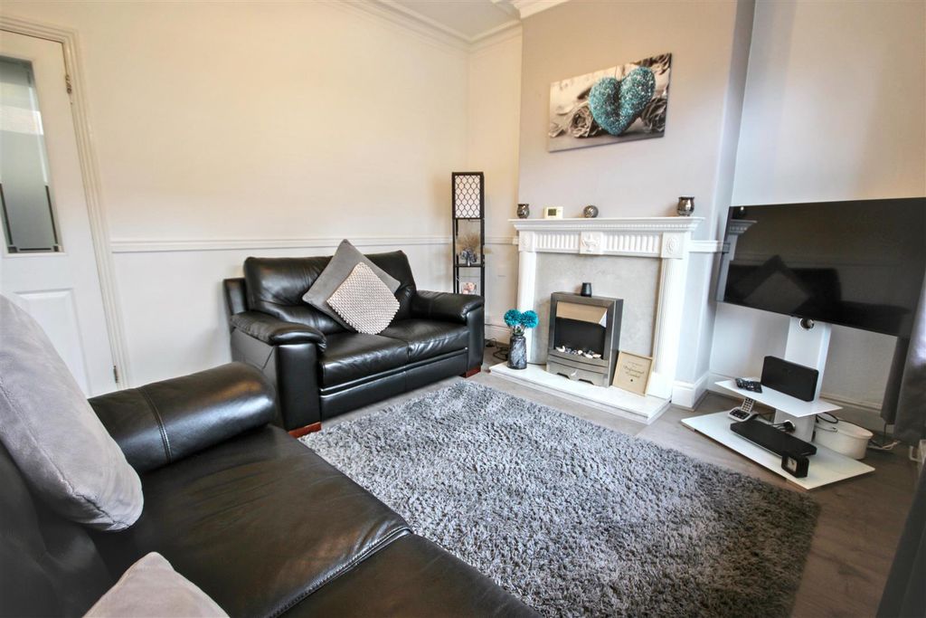 Property photo 3 of 17 Lounge