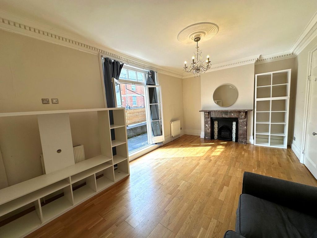Property photo 1 of 10 Living Room