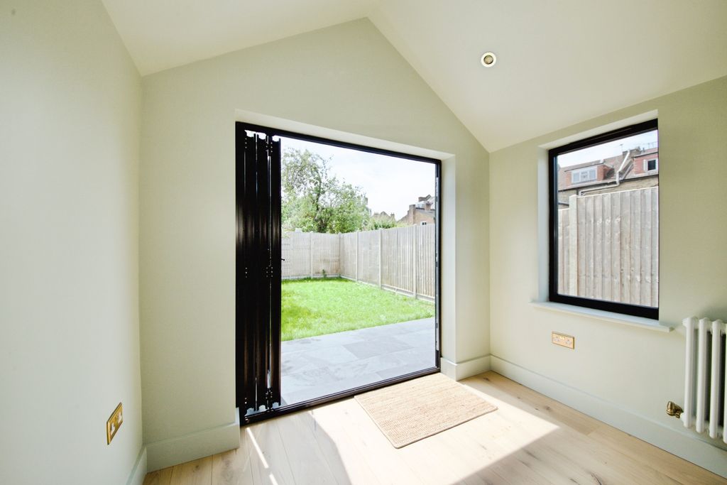 Property photo 2 of 18 Conservatory