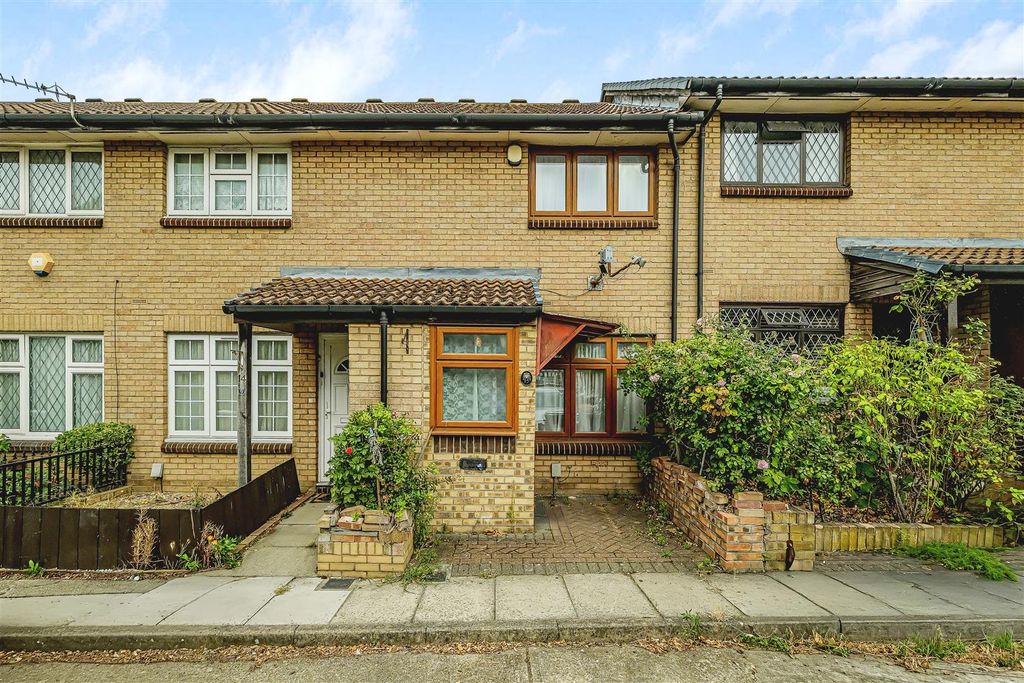 Property photo 1 of 19 15 Meadow Close-18.Jpg