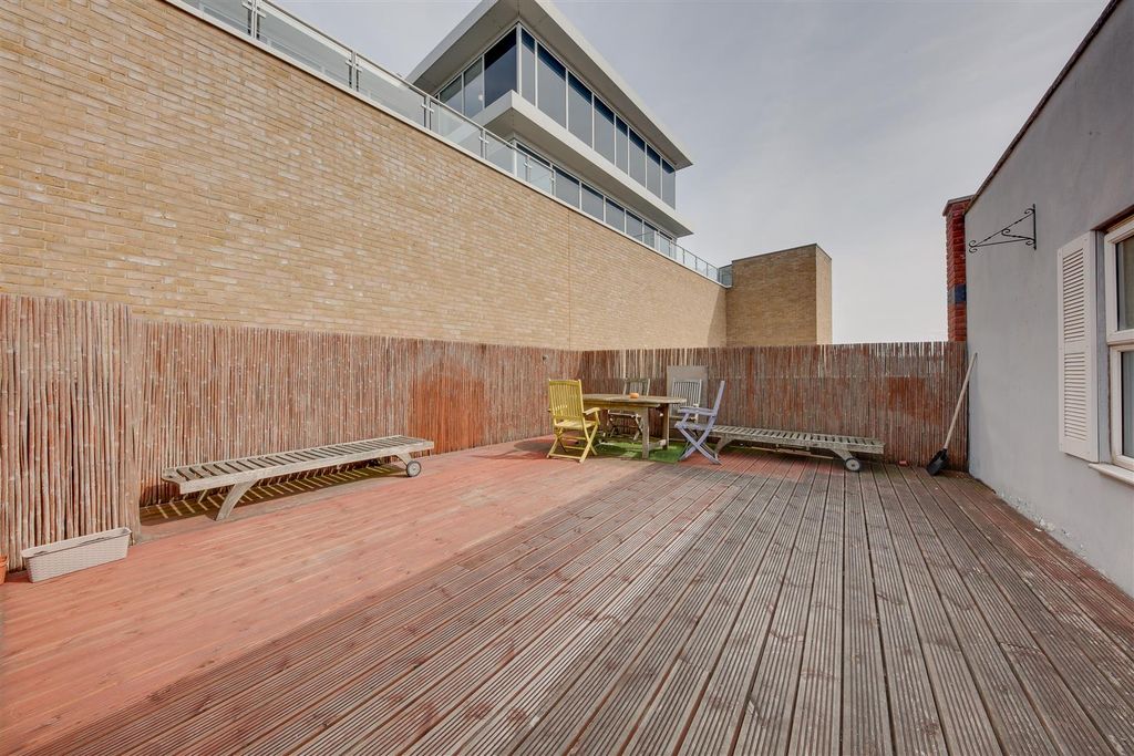 Property photo 2 of 11 Regents Gate-02.Jpg