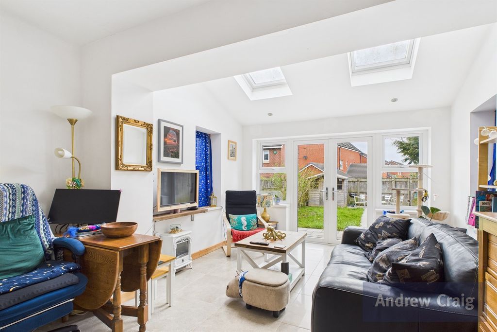 Property photo 3 of 13 Lounge