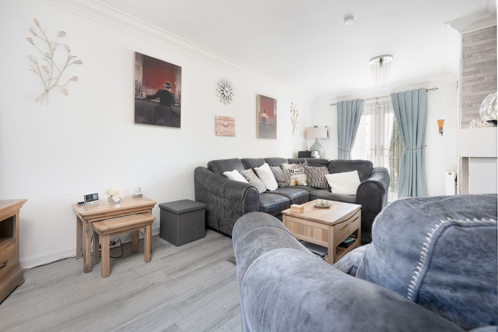 Property photo 2 of 25