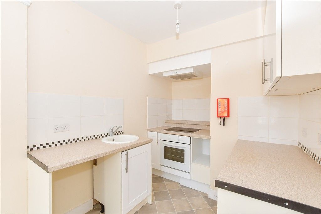 Property photo 3 of 9 Kitchen/Lounge