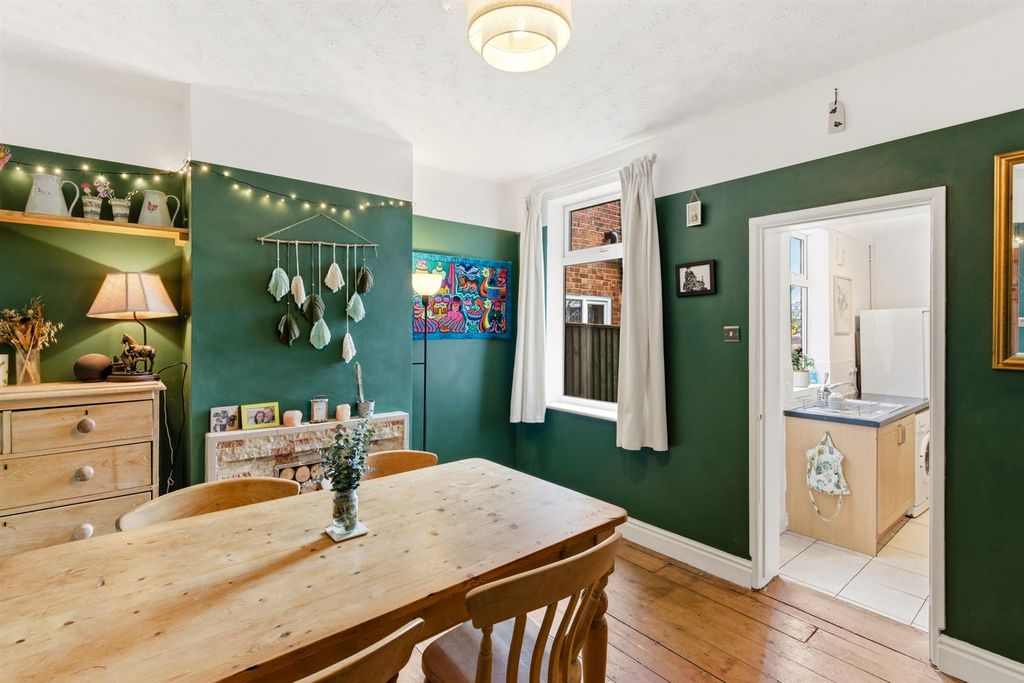 Property photo 3 of 19 33-Warwickst-005.Jpg