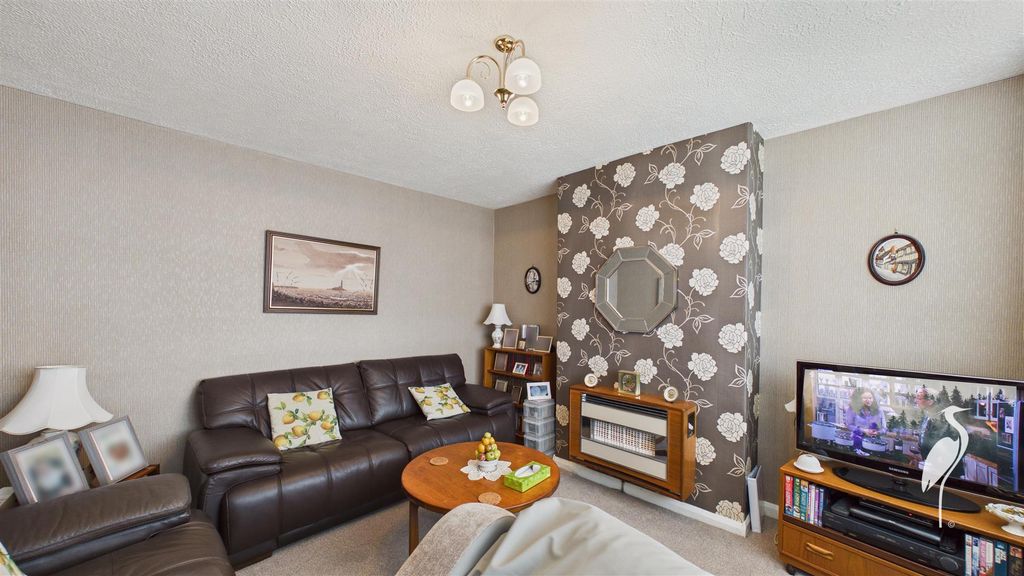 Property photo 3 of 16 Lounge