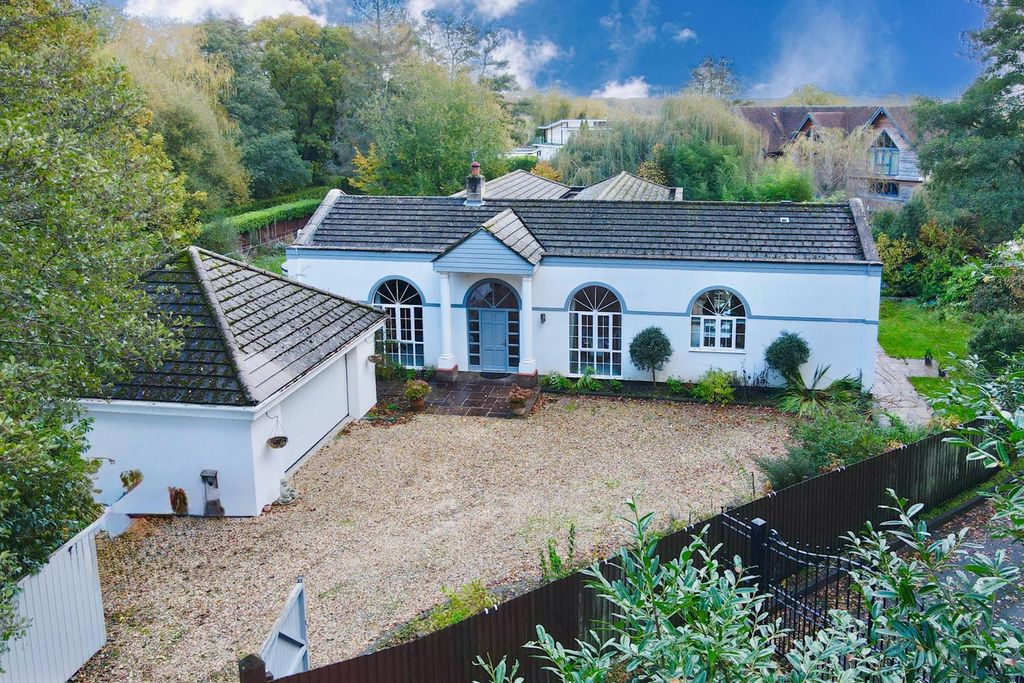 Property photo 1 of 34 Five Bedroom Single Storey Family Home