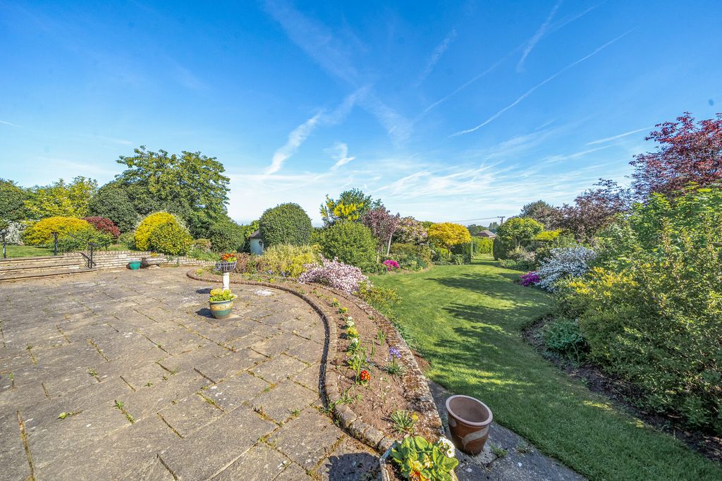 Property photo 2 of 25