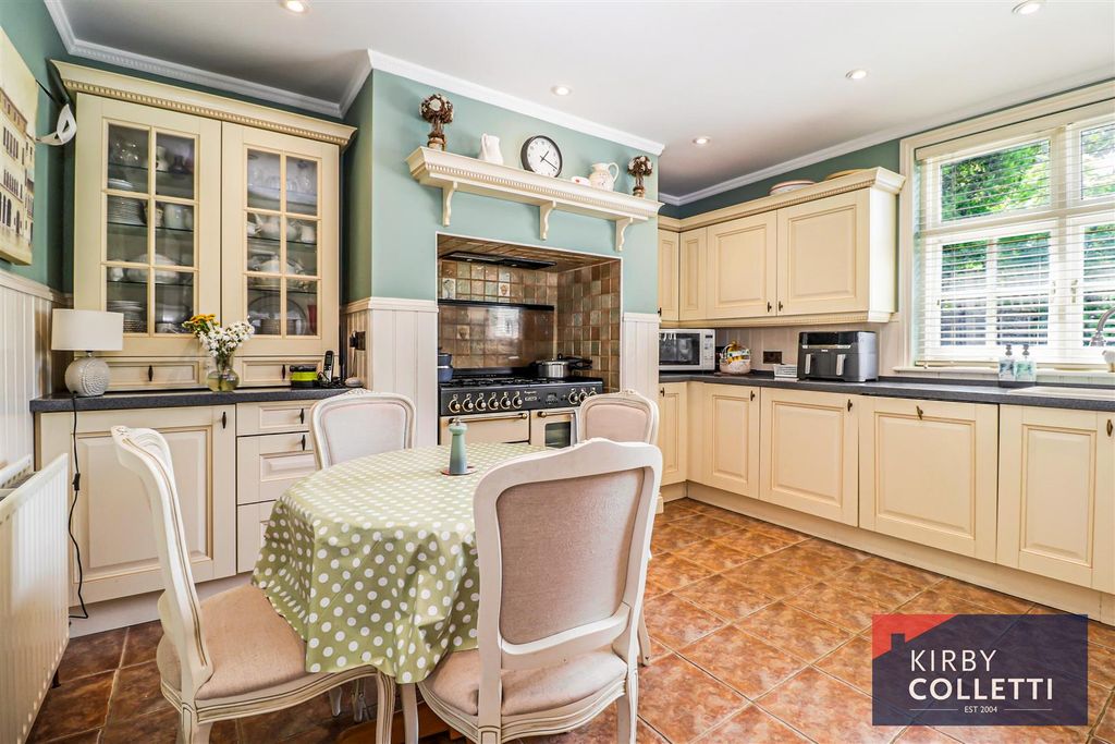 Property photo 2 of 34 Kitchen/Breakfast Room