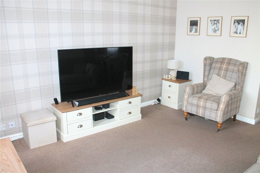 Property photo 3 of 19 Lounge