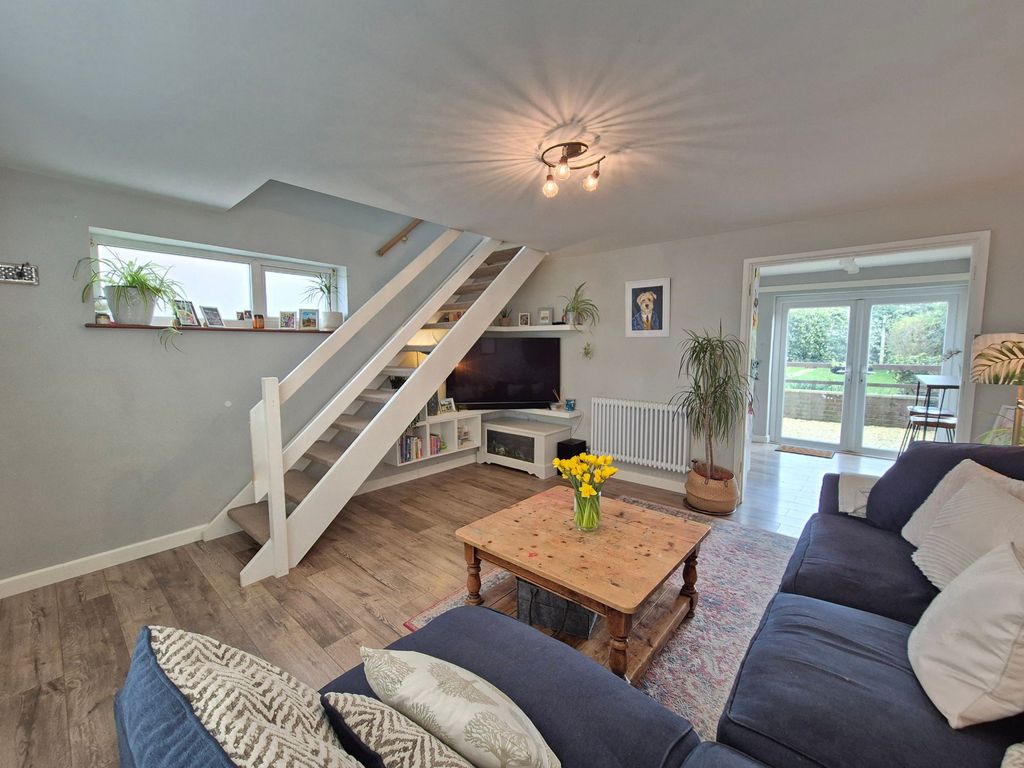 Property photo 2 of 16 Lounge