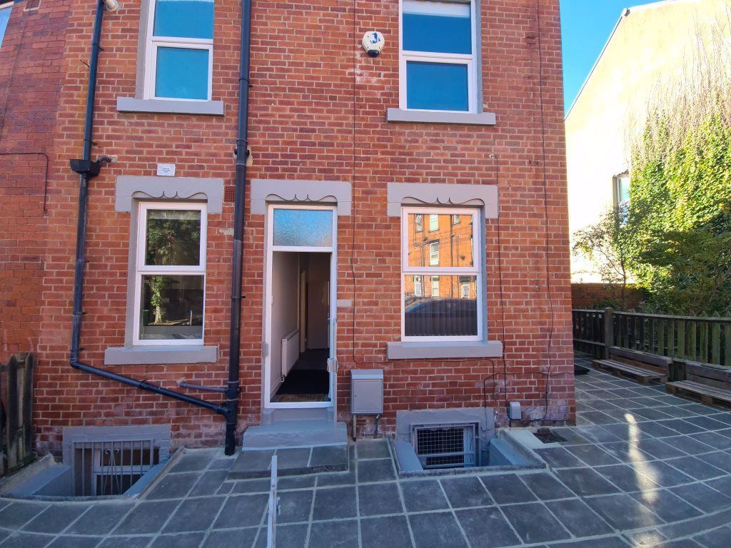 Property photo 3 of 21 Charming Red-Brick Terraced House Front With Clear...