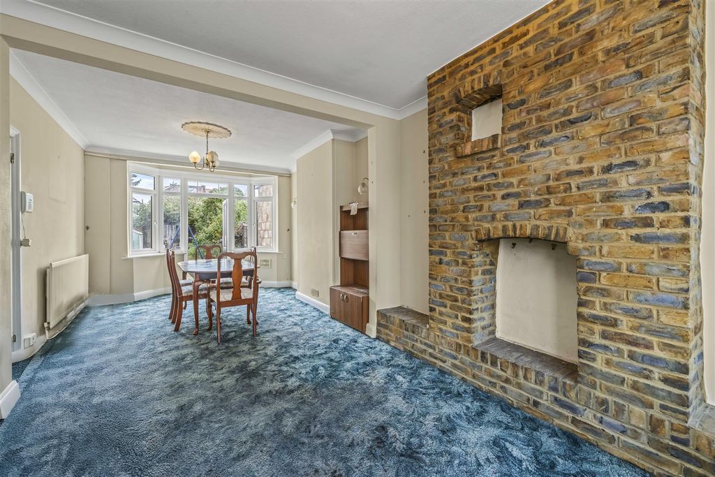 Property photo 3 of 24 98 Central Avenue, Hounslow, Tw3 2Ql-16.Jpg