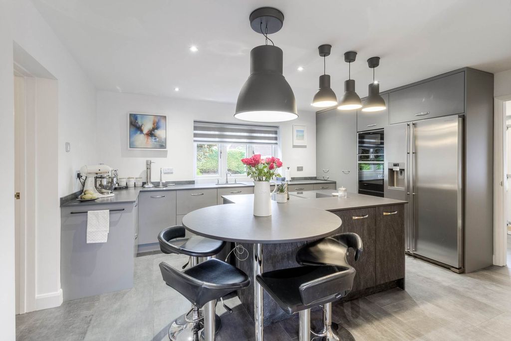 Property photo 2 of 33