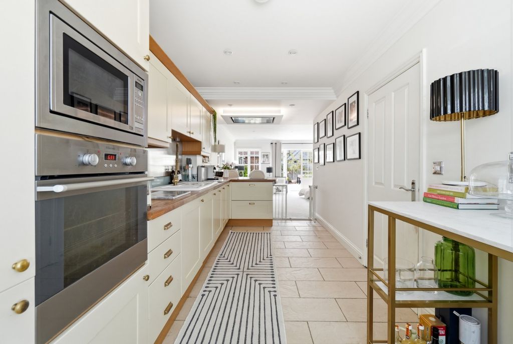 Property photo 2 of 14 Bepsoke Kitchen