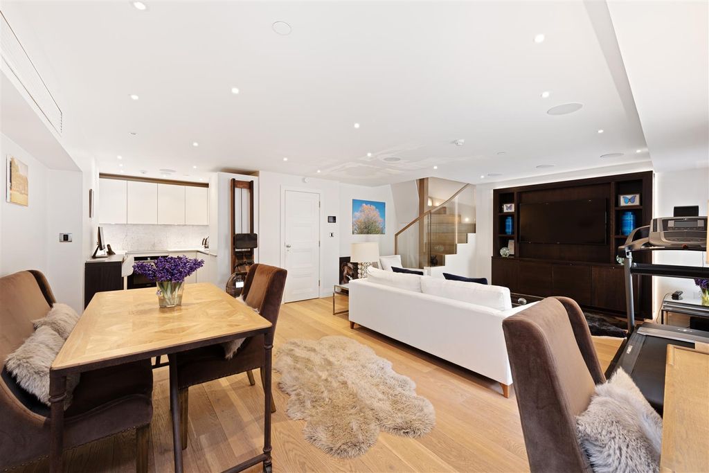 Property photo 3 of 9 Flat 1, 22 Buckingham Gate Hi-5.Jpg