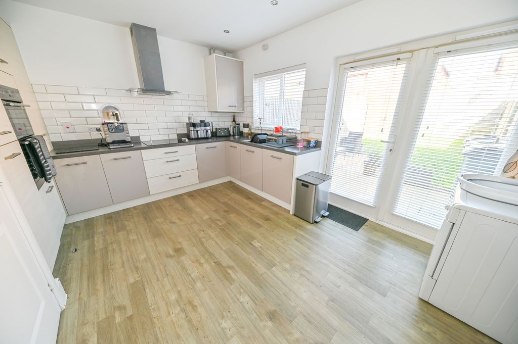 Property photo 3 of 12 Photo 9