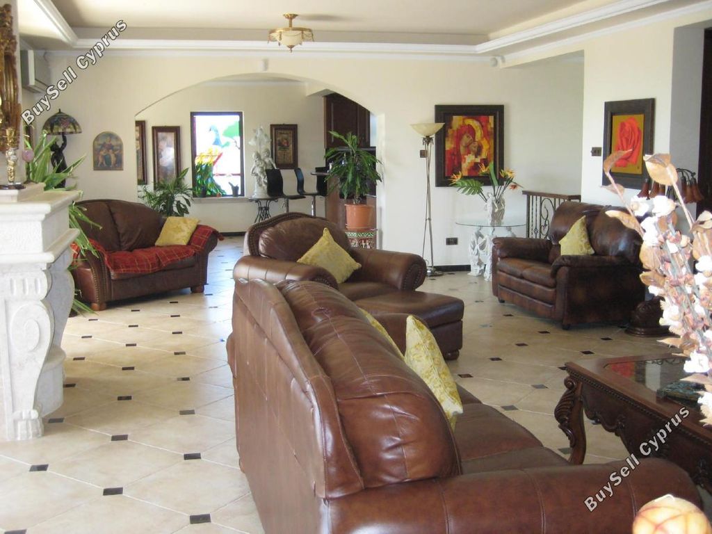 Property photo 2 of 11