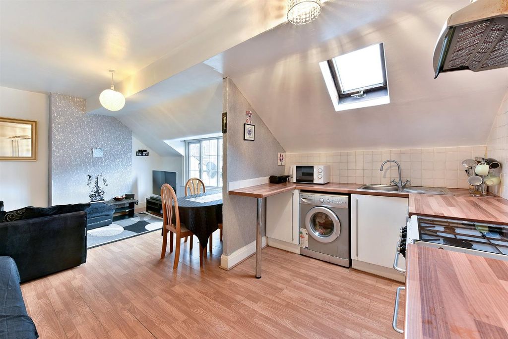 Property photo 1 of 9 Call Us Now To View This Modern Two-Bedroom Flat In Mitcham, Cr4