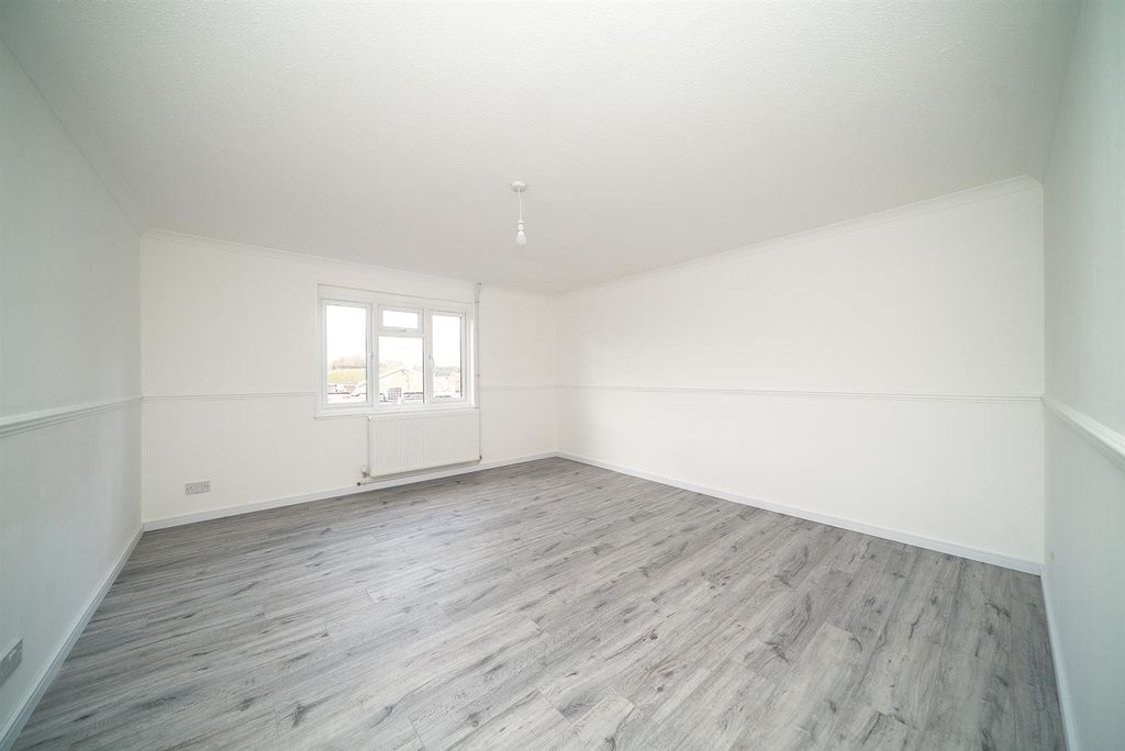 Property photo 3 of 11 12-Great-Palmers-2005.Jpg