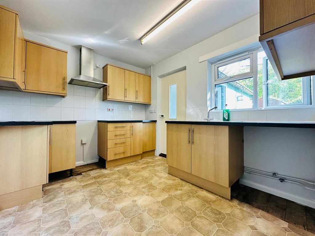 Property photo 2 of 10 Kitchen