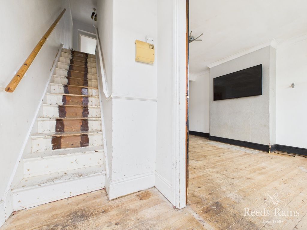 Property photo 3 of 14 Entrance Hall