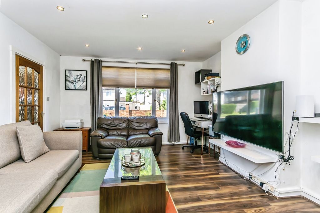 Property photo 3 of 17 Lounge