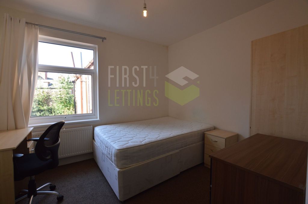 Property photo 2 of 9 Bedroom