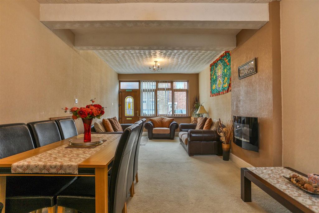 Property photo 2 of 17 Uxbridge Street