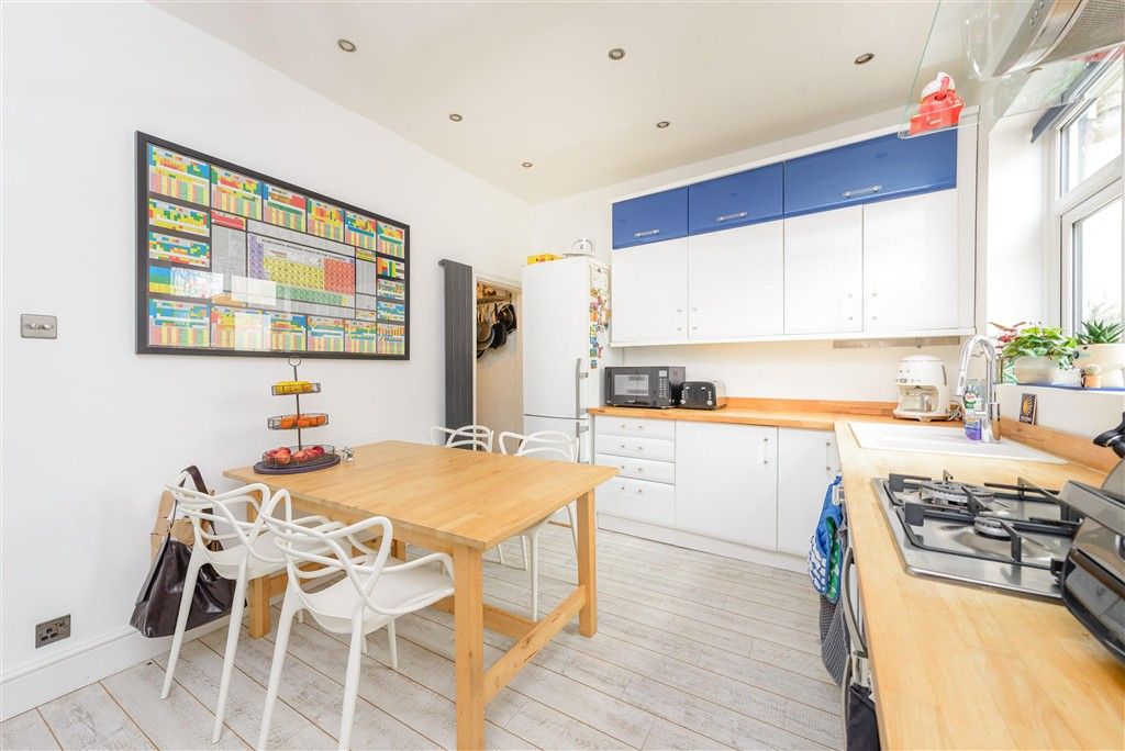 Property photo 3 of 11 Kitchen