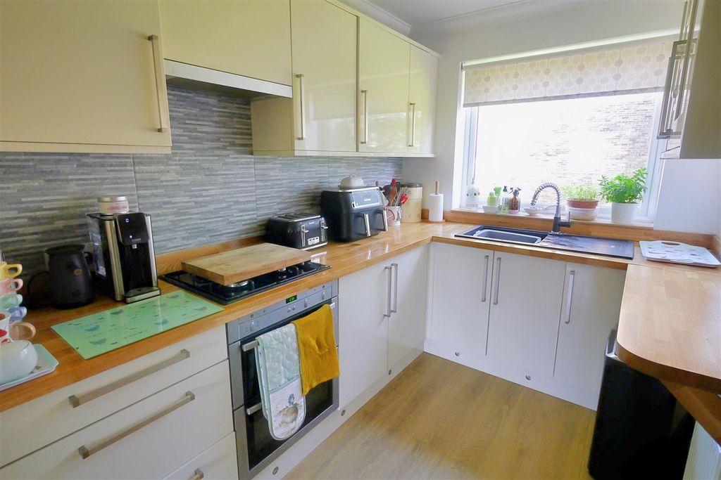 Property photo 3 of 12 Kitchen