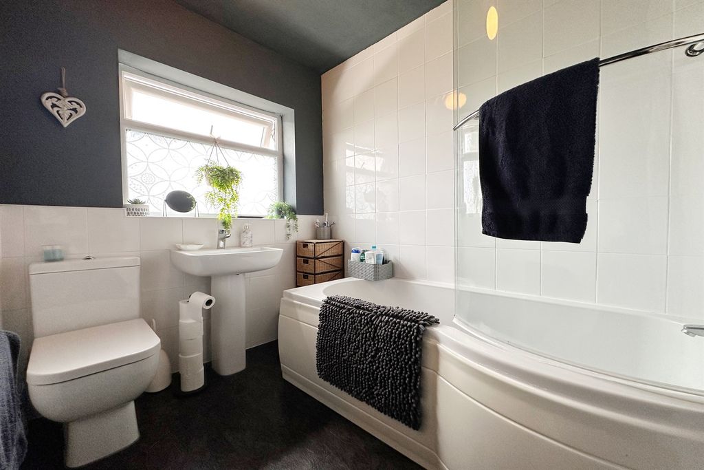 Property photo 3 of 15 Bathroom