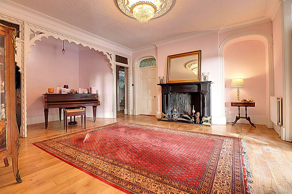 Property photo 2 of 27